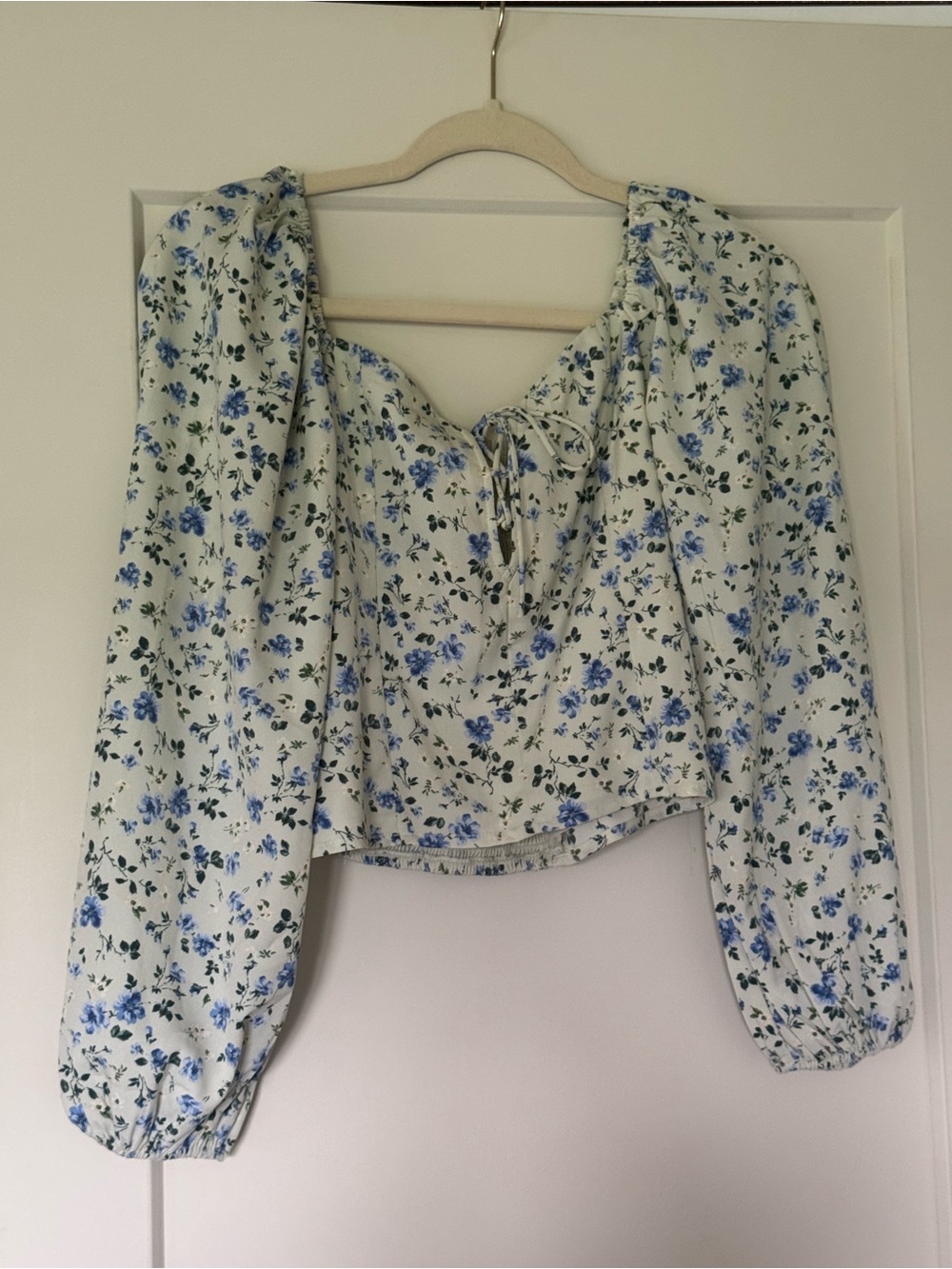 Abercrombie & Fitch White Floral Puff-Sleeve Peasant Top